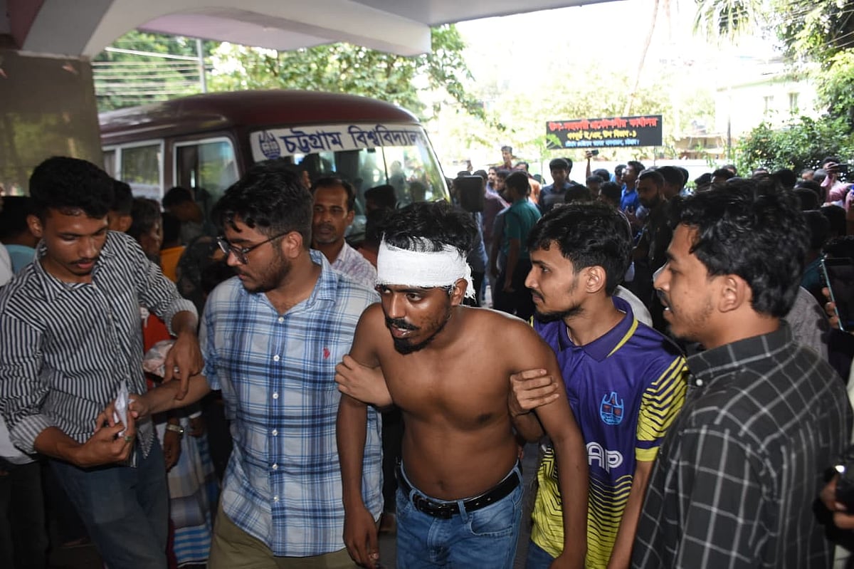 চট্টগ্রাম বিশ্ববিদ্যালয়ের আহত শিক্ষার্থীদের আনা হচ্ছে মেডিকেল কলেজ হাসপাতালে। আজ বেলা সাড়ে তিনটায় হাসপাতালের জরুরি বিভাগের সামনে