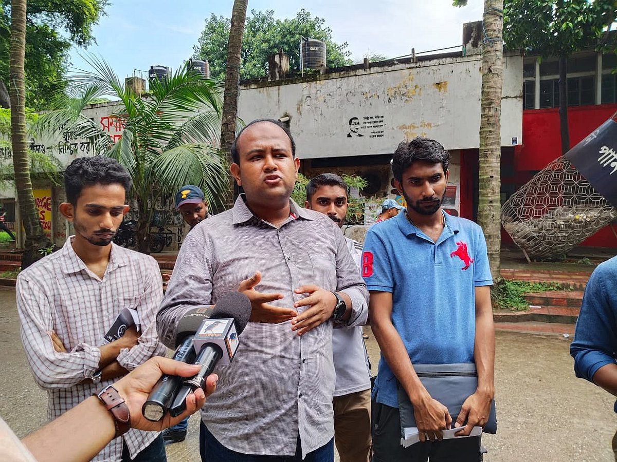 ঢাকা বিশ্ববিদ্যালয় কেন্দ্রীয় ছাত্র সংসদ (ডাকসু) নির্বাচনে জাতীয়তাবাদী ছাত্রদল-সমর্থিত প্যানেলের সাধারণ সম্পাদক (জিএস) প্রার্থী শেখ তানভীর বারী হামিম। আজ রোববার দুপুরে ঢাকা বিশ্ববিদ্যালয়ের মধুর ক্যানটিনের সামনে