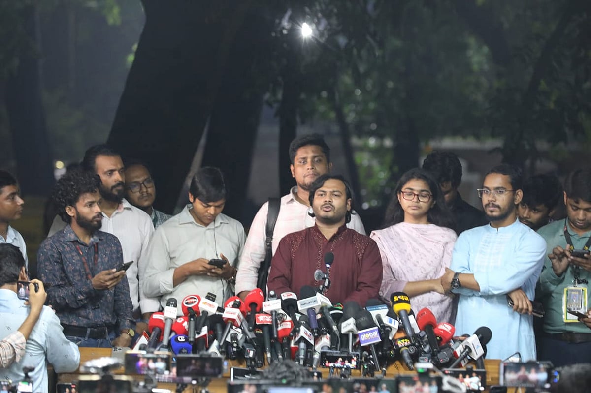 প্রধান উপদেষ্টার সঙ্গে বেঠক শেষে বেরিয়ে সাংবাদিকদের ব্রিফ করেন জাতীয় নাগরিক পার্টির জ্যেষ্ঠ যুগ্ম আহ্বায়ক আরিফুল ইসলাম আদীব। আজ রোববার সন্ধ্যার রাতে রাষ্ট্রীয় অতিথি ভবন যমুনার বাইরে