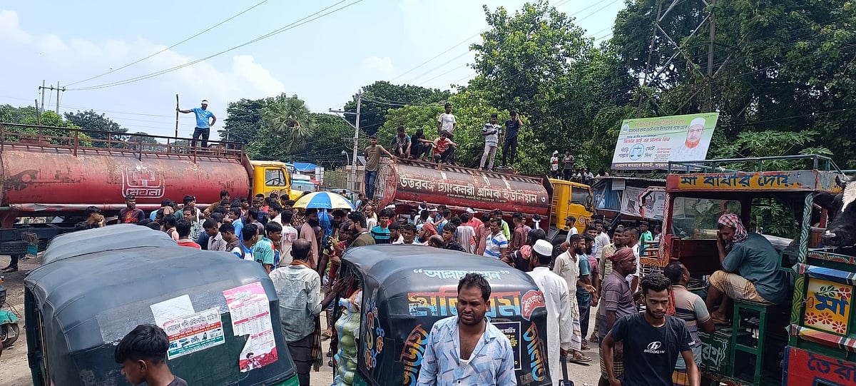 শাহজাদপুরে বিএনপির নেতা–কর্মীদের বিরুদ্ধে চাঁদাবাজির অভিযোগ তুলে ট্যাংকলরি শ্রমিকদের মহাসড়ক অবরোধ। রোববার বাঘাবাড়ি নৌবন্দরের সামনে বগুড়া-নগরবাড়ী মহাসড়কে