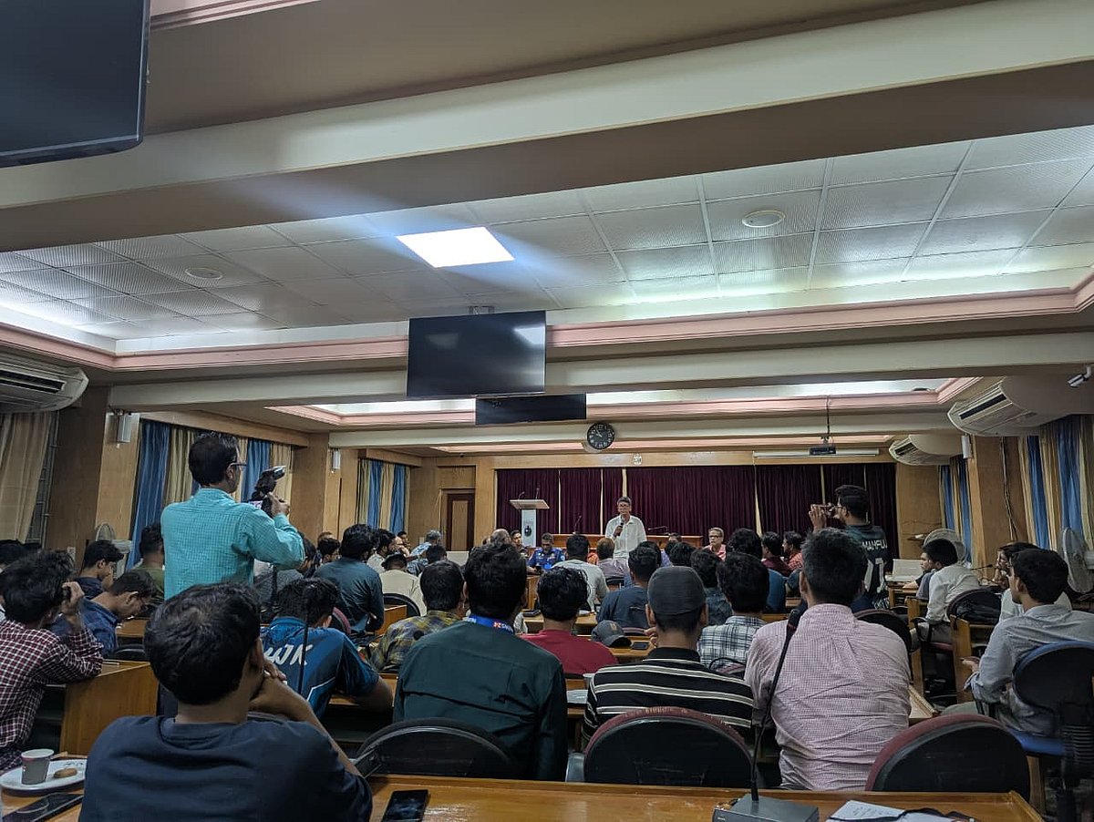 চট্টগ্রাম বিশ্ববিদ্যালয় প্রশাসন, আইনশৃঙ্খলা বাহিনী, ছাত্র সংগঠন, স্থানীয় জনপ্রতিনিধিদের নিয়ে বৈঠক। আজ রাতে বিশ্ববিদ্যালয়ের প্রশাসনিক ভবনের সম্মেলন কক্ষে