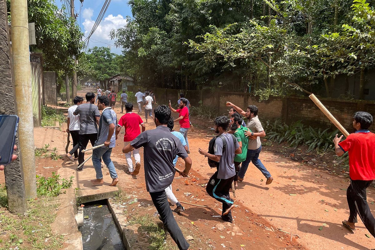 বিশ্ববিদ্যালয়ের দুই নম্বর গেট এলাকায় দুপক্ষের সংঘর্ষ চলছে। আজ দুপুরে তোলা।