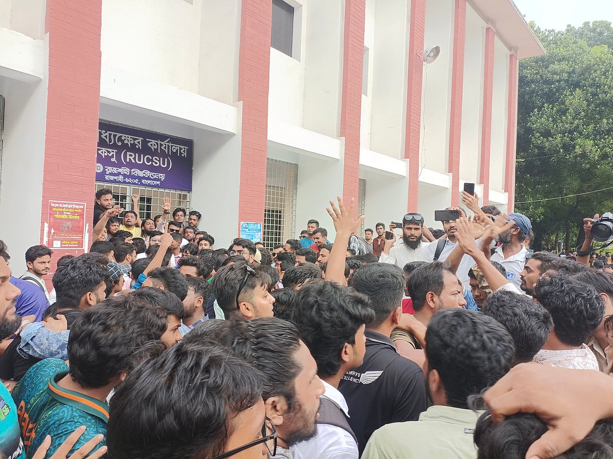 ছাত্রদল ও শিক্ষার্থীরা মুখোমুখি অবস্থান নিয়ে বিভিন্ন স্লোগান দিচ্ছেন। আজ রোববার দুপুরে রাকসুর কার্যালয়ের সামনে