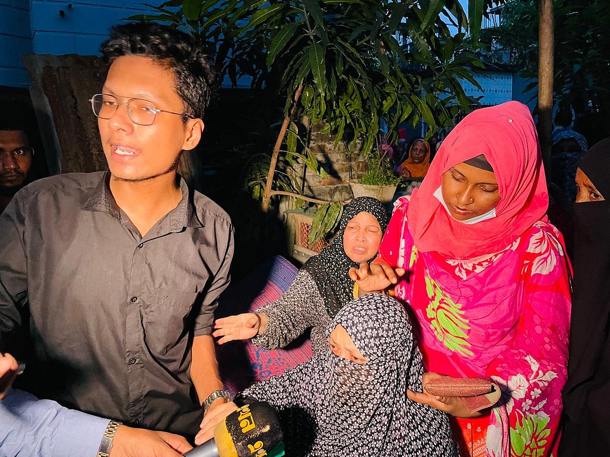 মা–মেয়ের লাশ উদ্ধারের পর শোকার্ত স্বজনেরা। আজ রোববার সন্ধ্যায় নগরের ২১ নম্বর ওয়ার্ডের রামনগর এলাকায়