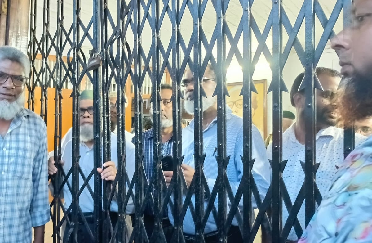 ‘কম্বাইন্ড ডিগ্রি’ চালুর দাবি পূরণ না হওয়ায় উপাচার্যসহ দুই শতাধিক শিক্ষককে অবরুদ্ধ করেন পশুপালন ও ভেটেরিনারি অনুষদের শিক্ষার্থীরা। আজ রোববার সন্ধ্যায় বিশ্ববিদ্যালয়ের শিল্পাচার্য জয়নুল আবেদিন মিলনায়তনে