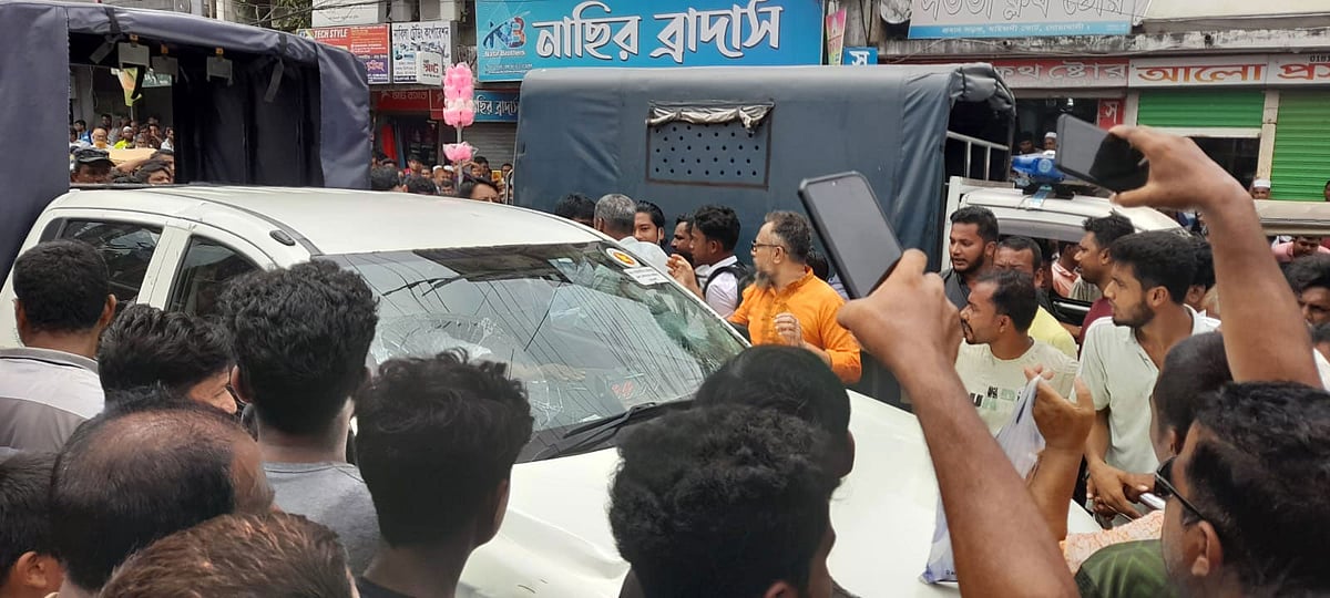 নোয়াখালী জেলা শহর মাইজদীর জিলা স্কুলের সামনে অবৈধ মাইক্রোবাস স্ট্যান্ড উচ্ছেদের সময় নির্বাহী ম্যাজিস্ট্রেটের গাড়ি আটকে রাখেন চালক ও শ্রমিকেরা।  আজ বেলা সাড়ে ১২টার দিকে