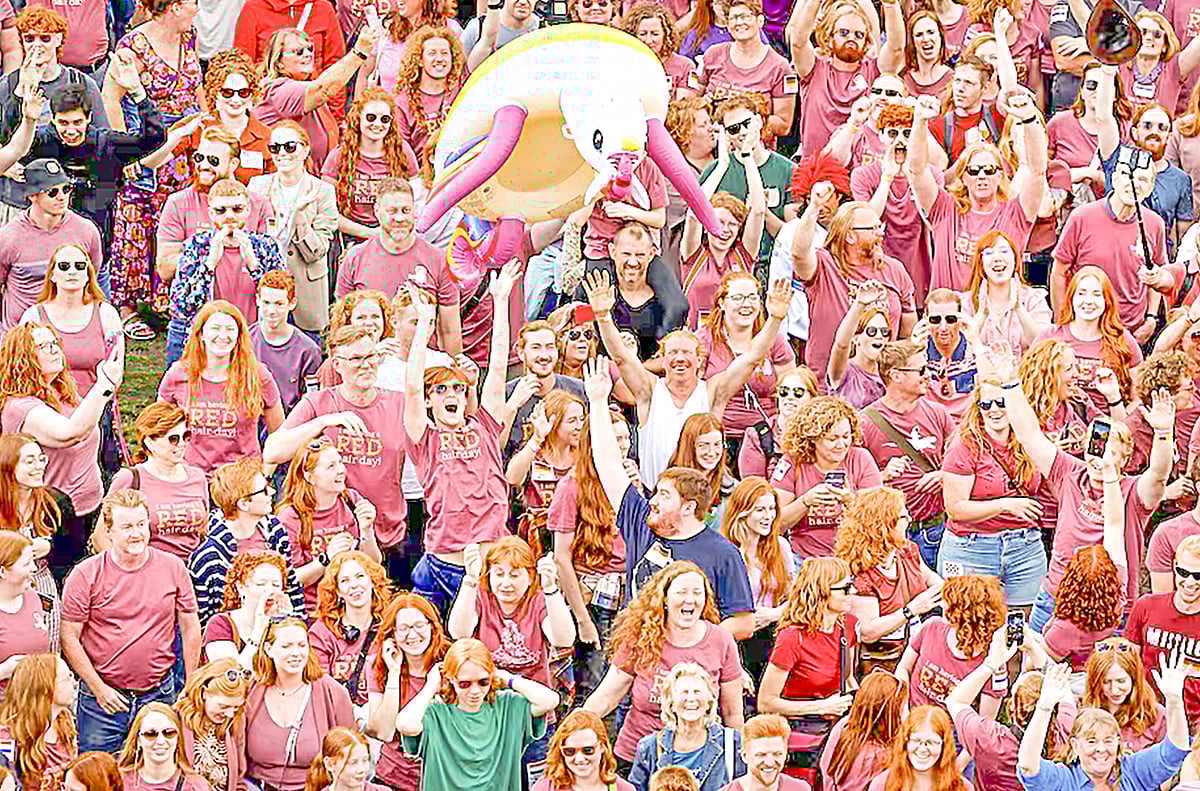 রেডহেড ডেস ফেস্টিভ্যালে অংশগ্রহণকারীদের একাংশ