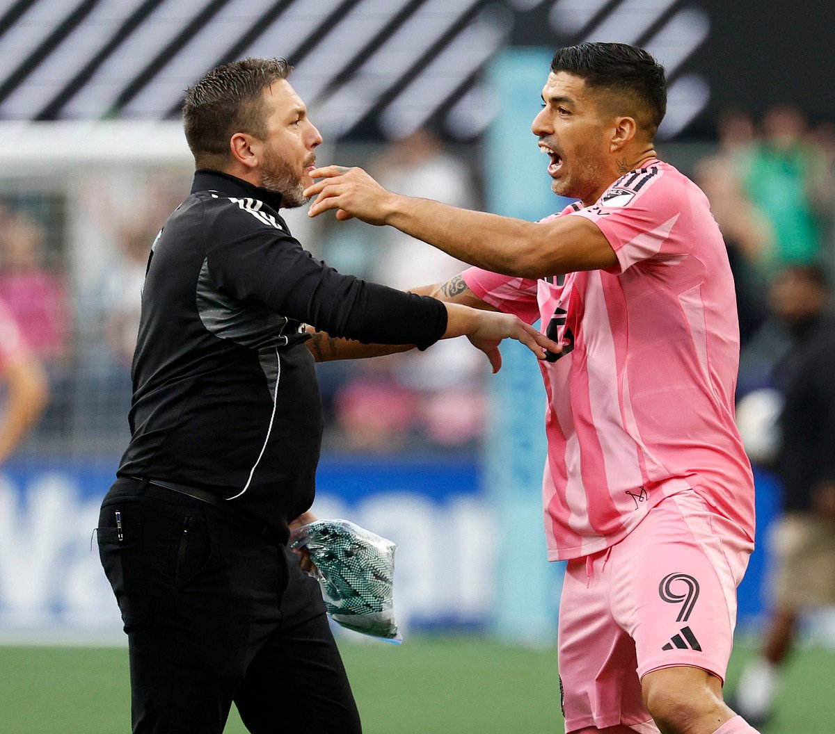 ফাইনালে হারার পর প্রতিপক্ষের সঙ্গে সংঘর্ষে জড়ান লুইস সুয়ারেজ