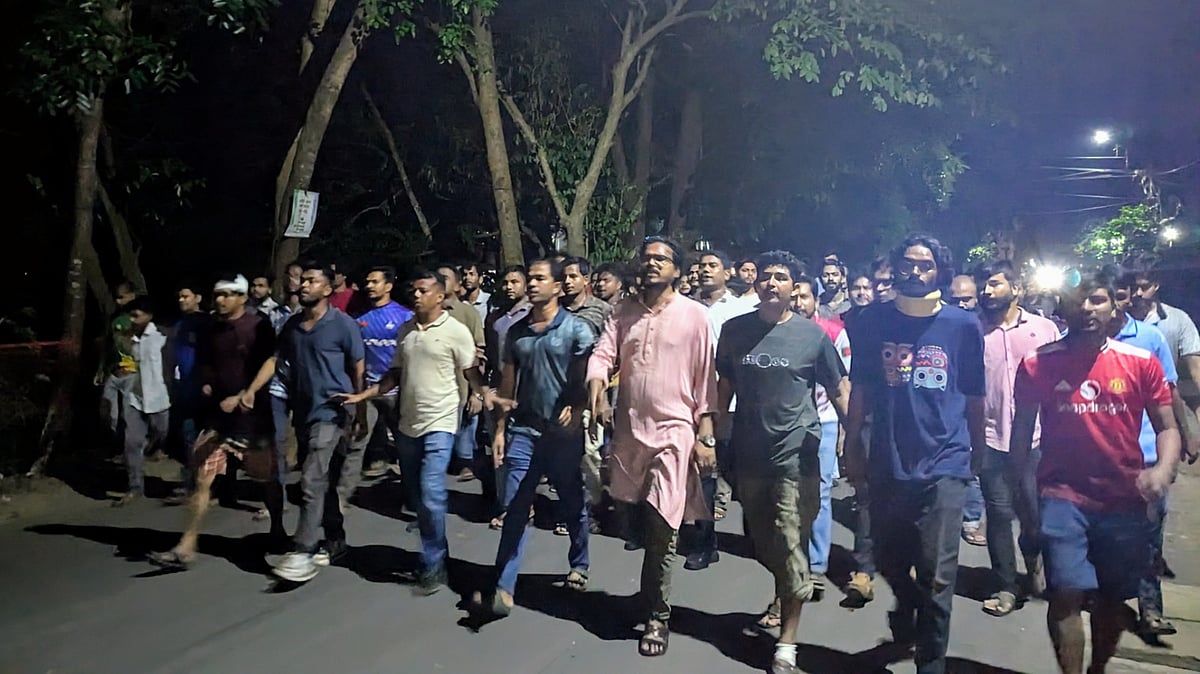 চট্টগ্রাম বিশ্ববিদ্যালয়ের উপাচার্য মুহাম্মদ ইয়াহ্ইয়া আখতার ও প্রক্টরিয়াল বডির পদত্যাগ দাবিতে ছাত্রদলের বিক্ষোভ মিছিল। আজ সন্ধ্যায় বিশ্ববিদ্যালয় ক্যাম্পাসে