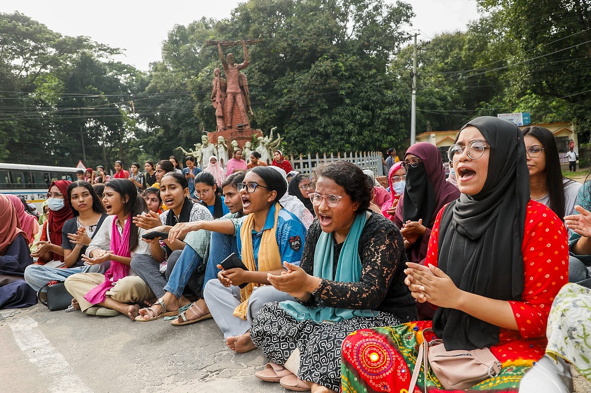 শিক্ষার্থীদের রক্ষায় প্রশাসনের ব্যর্থতার অভিযোগ তুলে চট্টগ্রাম বিশ্ববিদ্যালয়ে শিক্ষার্থীদের বিক্ষোভ। আজ বেলা সাড়ে তিনটার দিকে বিশ্ববিদ্যালয়ের বুদ্ধিজীবী চত্বরে