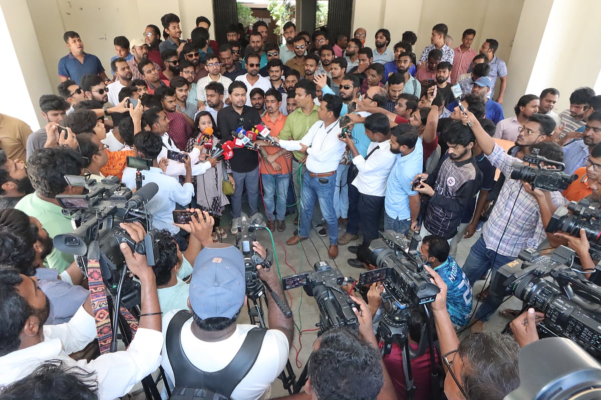 রাজশাহী বিশ্ববিদ্যালয়ে দুই দফার দাবিতে প্রশাসন ভবনের সামনে দ্বিতীয় দিনের মত অবস্থান কর্মসূচি পালন করছে ছাত্রদল। আজ সোমবার