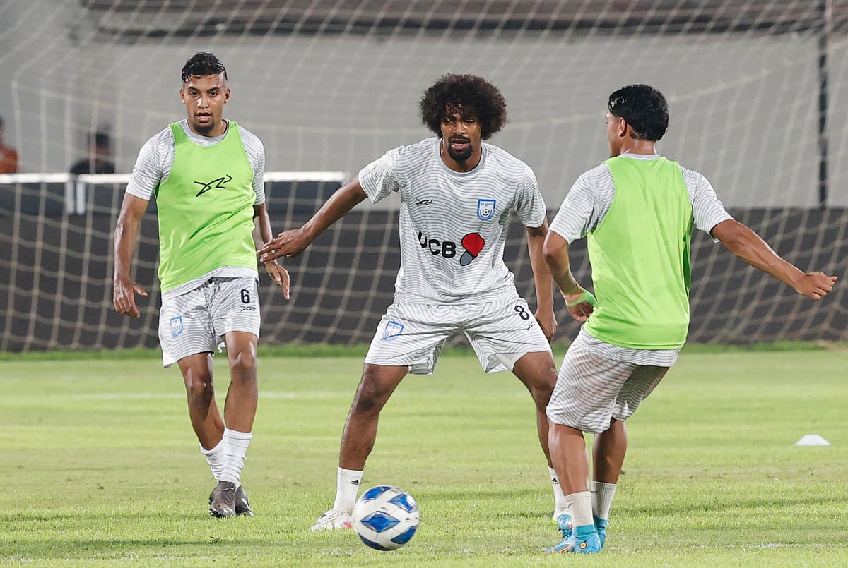 জাতীয় দলের অনুশীলনে হামজা চৌধুরী। ছবিটি গত মার্চে তোলা