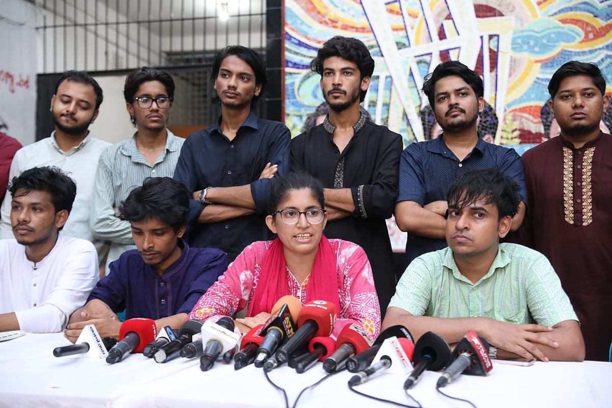 সংবাদ সম্মেলনে বক্তব্য দেন ঢাকা বিশ্ববিদ্যালয় কেন্দ্রীয় ছাত্র সংসদ নির্বাচনে (ডাকসু) স্বতন্ত্র শিক্ষার্থী ঐক্য প্যানেলের ভিপি প্রার্থী উমামা ফাতেমা। ঢাকা, ০১ সেপ্টেম্বর