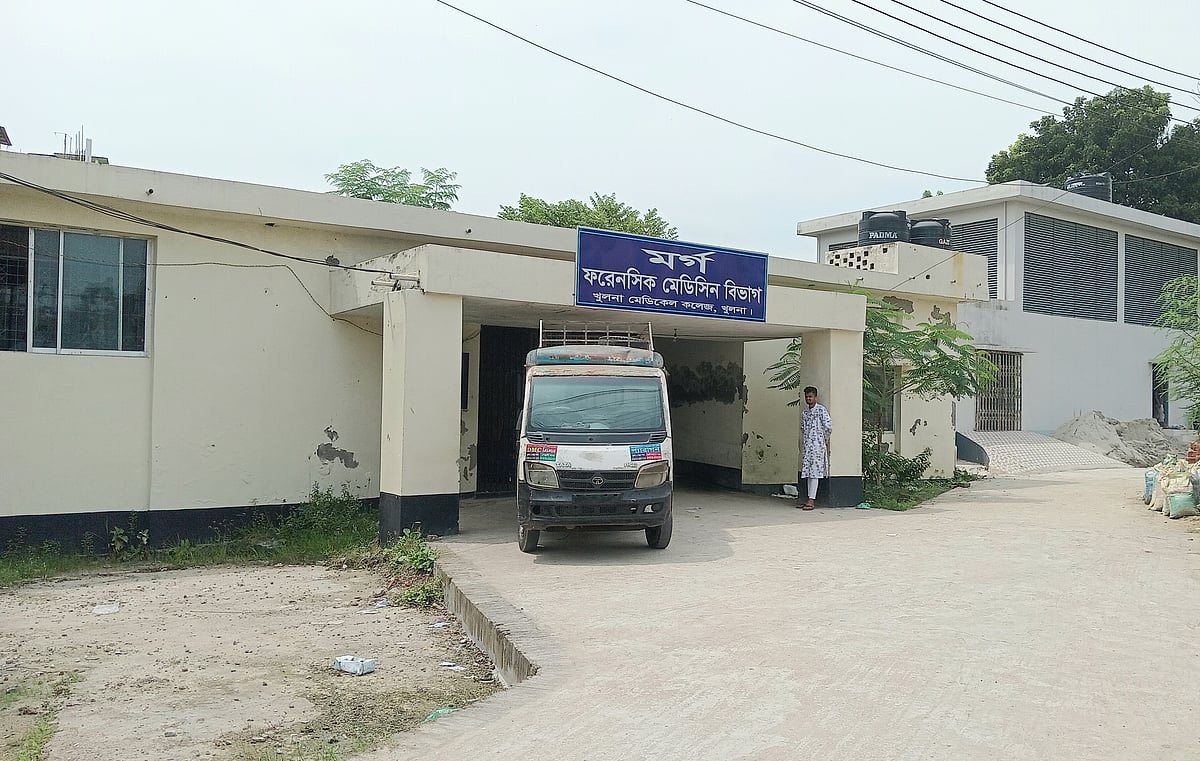 খুলনায় সাংবাদিক ওয়াহেদ–উজ–জামানের মরদেহ ময়নাতদন্তের জন্য মর্গে রাখা হয়েছে। আজ সোমবার খুলনা মেডিকেল কলেজ হাসপাতালে