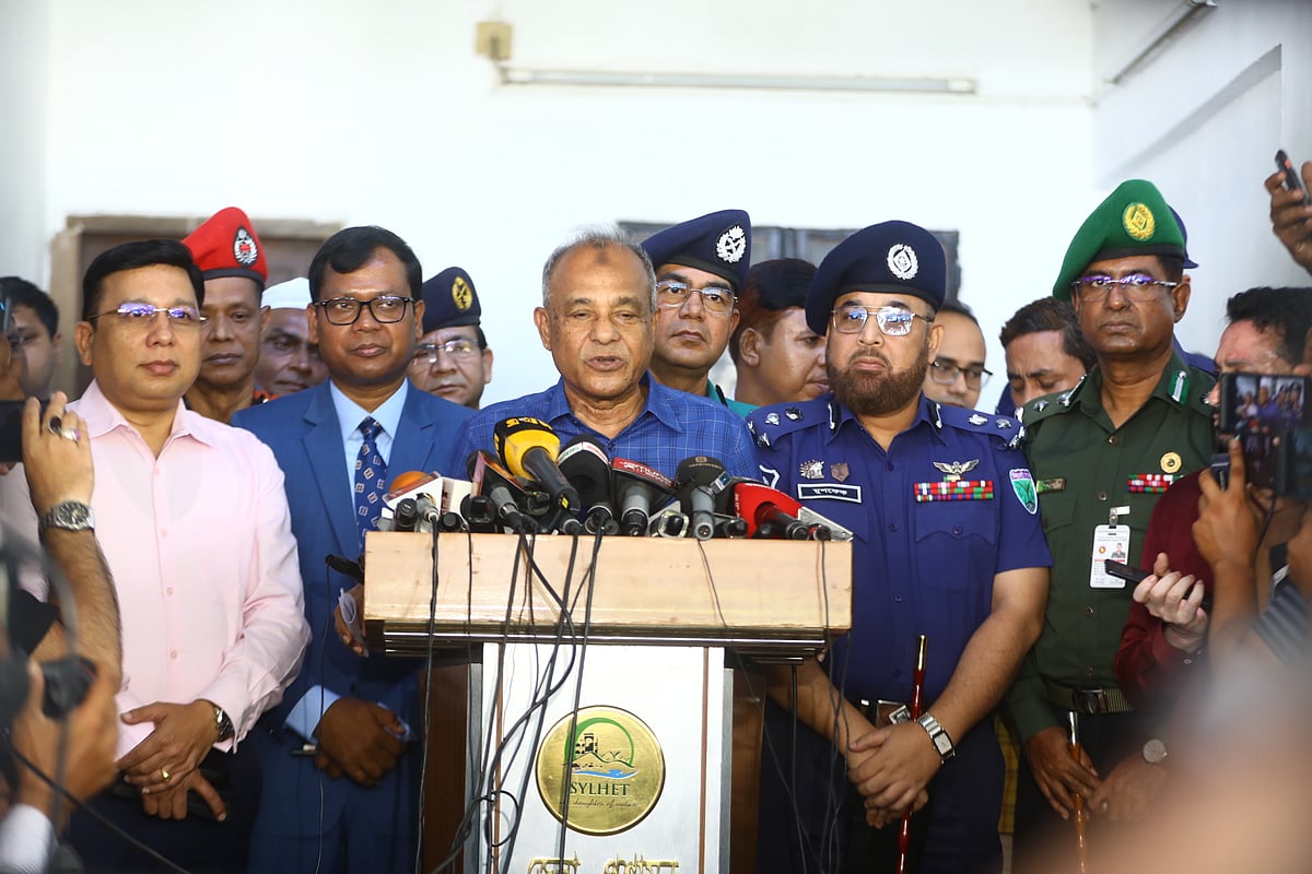 সিলেট জেলা প্রশাসকের সম্মেলনকক্ষে মতবিনিময় সভা শেষে গণমাধ্যমের সঙ্গে কথা বলেন স্বরাষ্ট্র ও কৃষি উপদেষ্টা মো. জাহাঙ্গীর আলম চৌধুরী। আজ সোমবার বেলা দুইটার দিকে জেলা প্রশাসকের কার্যালয়ের সামনে