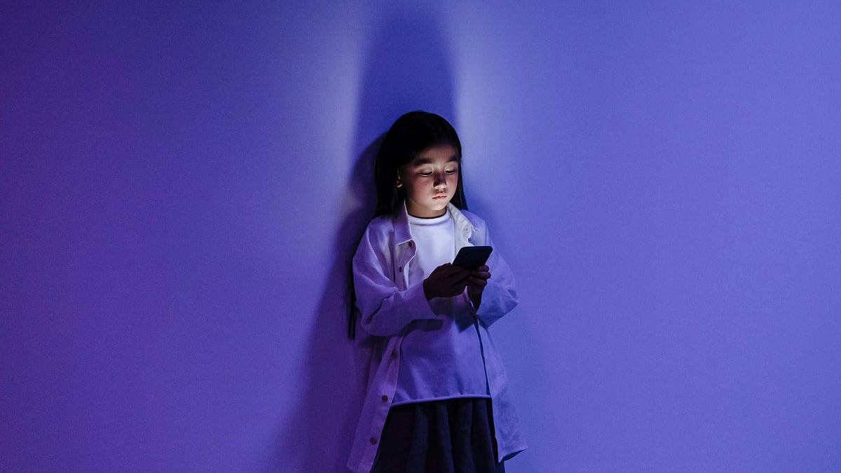 শিশুরাও আজকাল ইন্টারনেট ব্যবহার করছে, বড় হওয়ার সঙ্গে সঙ্গে বাড়ছে অনলাইনে সময় কাটানোর এই প্রবণতা।