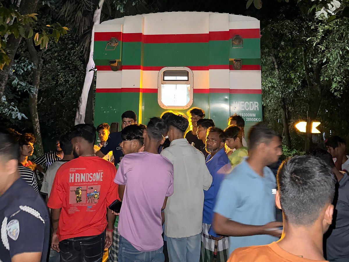 কক্সবাজার থেকে ঢাকাগামী পর্যটক এক্সপ্রেস ট্রেনের ইঞ্জিনের বাফার হুক ভেঙে গিয়ে ইঞ্জিন থেকে ১৮ বগি বিচ্ছিন্ন হয়ে পড়েছে। আজ রাত সাড়ে ১১টায় চট্টগ্রামের পটিয়ার গিনিশ চৌধুরী বাজার এলাকায়
