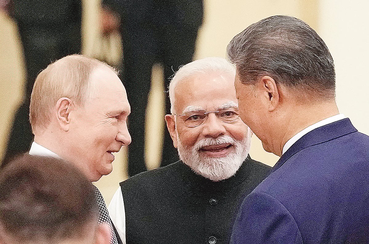 কথা বলছেন রুশ প্রেসিডেন্ট ভ্লাদিমির পুতিন (বাঁয়ে), ভারতের প্রধানমন্ত্রী নরেন্দ্র মোদি (মাঝে) এবং চীনের প্রেসিডেন্ট সি চিন পিং (ডানে)। চীনের তিয়ানজিনে সাংহাই সহযোগিতা সংস্থার (এসসিও) সম্মেলনে