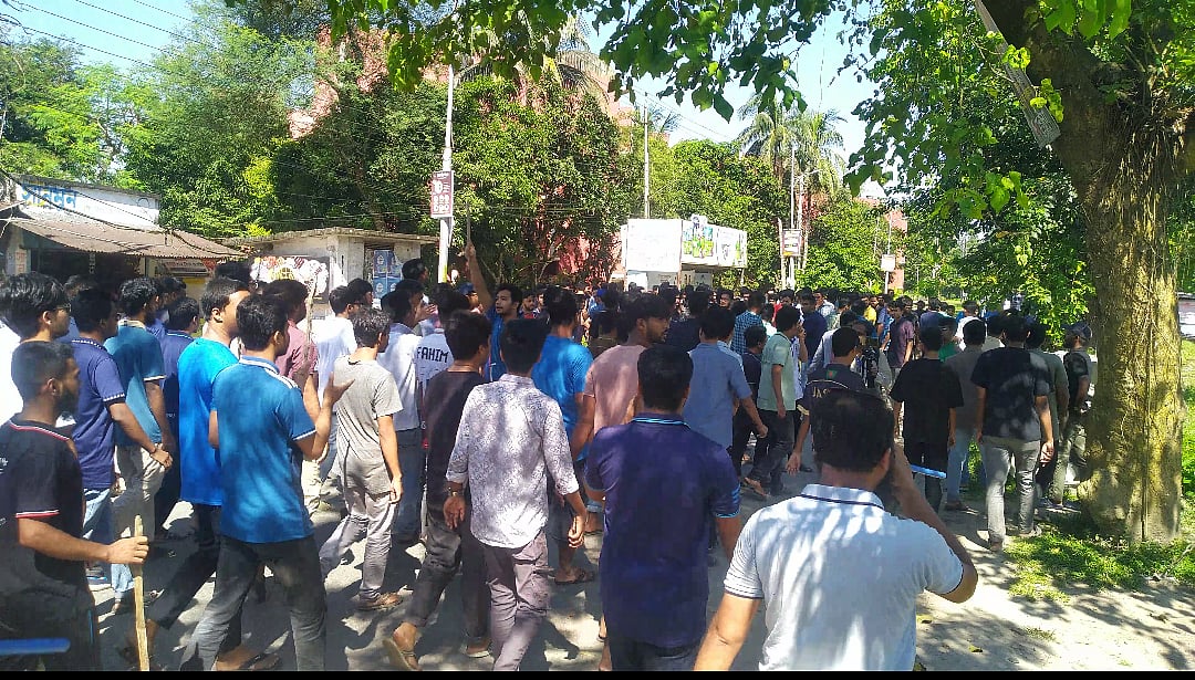 বাংলাদেশ কৃষি বিশ্ববিদ্যালয়ে আন্দোলনরত শিক্ষার্থীদের ওপর হামলা ও হল ছাড়ার নোটিশের প্রতিবাদ জানিয়েছে শিক্ষার্থীদের একাংশ। আজ সোমবার বিশ্ববিদ্যালয়ের ছাত্রী হল–সংলগ্ন সড়কে