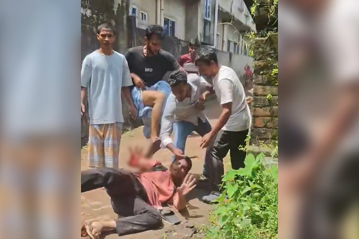 এক শিক্ষার্থীকে ফেলে পেটাচ্ছেন কয়েকজন স্থানীয় বাসিন্দা