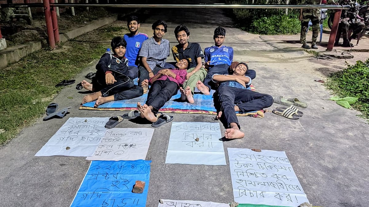 চট্টগ্রামে বিশ্ববিদ্যালয়ের উপাচার্যের বাসভবনের সামনে পাঁচ দফা দাবিতে ছয় শিক্ষার্থীর প্রতীকী অনশন