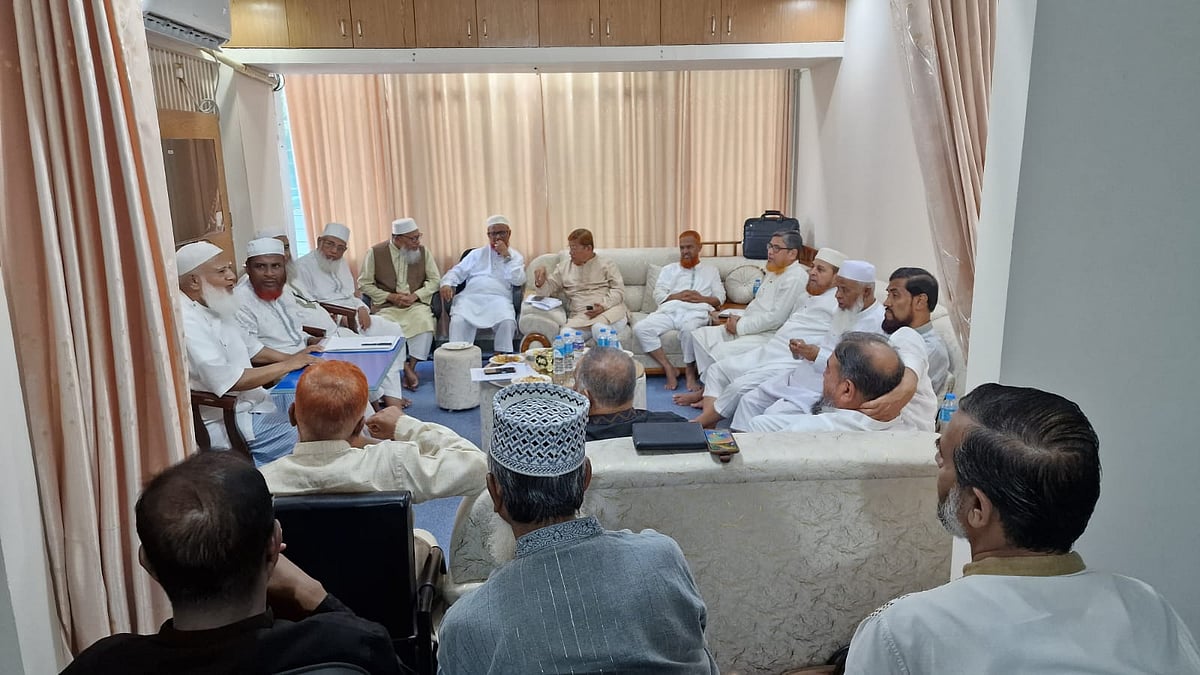 রাজধানীর বসুন্ধরায় জামায়াতে ইসলামীর আমিরের বাসায় বৈঠকে দলের কেন্দ্রীয় নির্বাহী পরিষদের সদস্যরা। আজ সোমবার বেলা ১১টা থেকে ২টা পর্যন্ত এই বৈঠক হয়