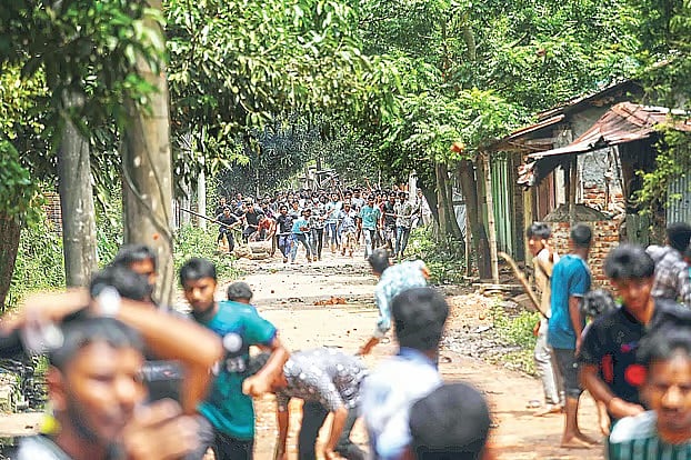 চট্টগ্রাম বিশ্ববিদ্যালয়ে শিক্ষার্থী ও স্থানীয় বাসিন্দাদের সংঘর্ষ।  গতকাল দুপুরে ক্যাম্পাসের ২ নম্বর গেটসংলগ্ন জোবরা গ্রামে