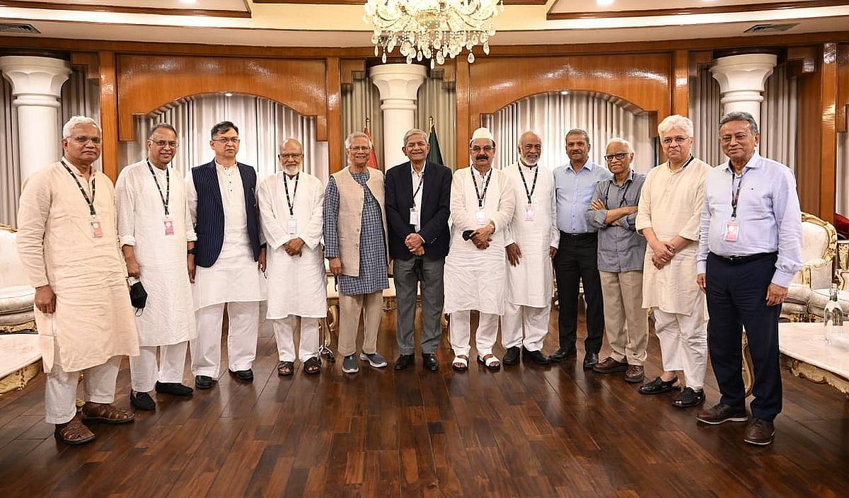 বৈঠক শেষে বিএনপির নেতাদের সঙ্গে ফটোসেশনে অংশ নেন প্রধান উপদেষ্টা অধ্যাপক মুহাম্মদ ইউনূস। রোববার রাতে রাষ্ট্রীয় অতিথি ভবন যমুনায়