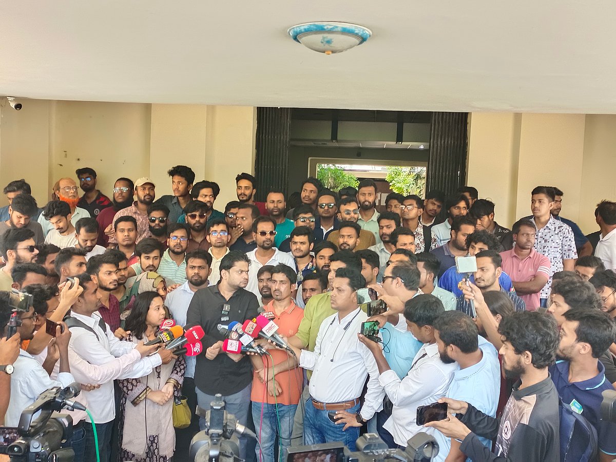 রাজশাহী বিশ্ববিদ্যালয়ে প্রশাসন ভবনের সামনে ছাত্রদলের অবস্থান কর্মসূচি। আজ সোমবার দুপুর সাড়ে ১২টার দিকে