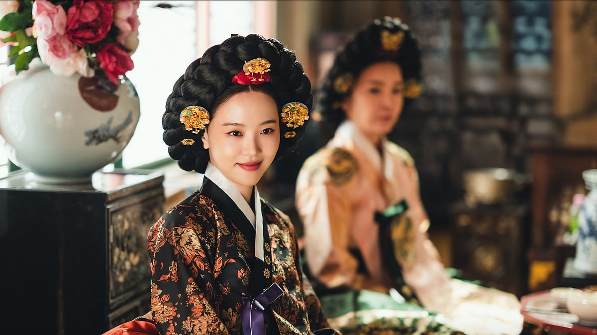 ‘বন অ্যাপাটিট, ইয়োর ম্যাজেস্টি’র দৃশ্য। নেটফ্লিক্স