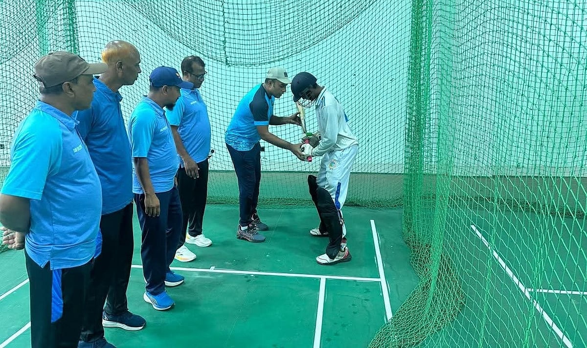 জেলা ও বিভাগীয় কোচদের রিফ্রেশার্স কোর্সে তুষার ইমরান। ছবিটি জুলাইয়ে পাবনায় তোলা।