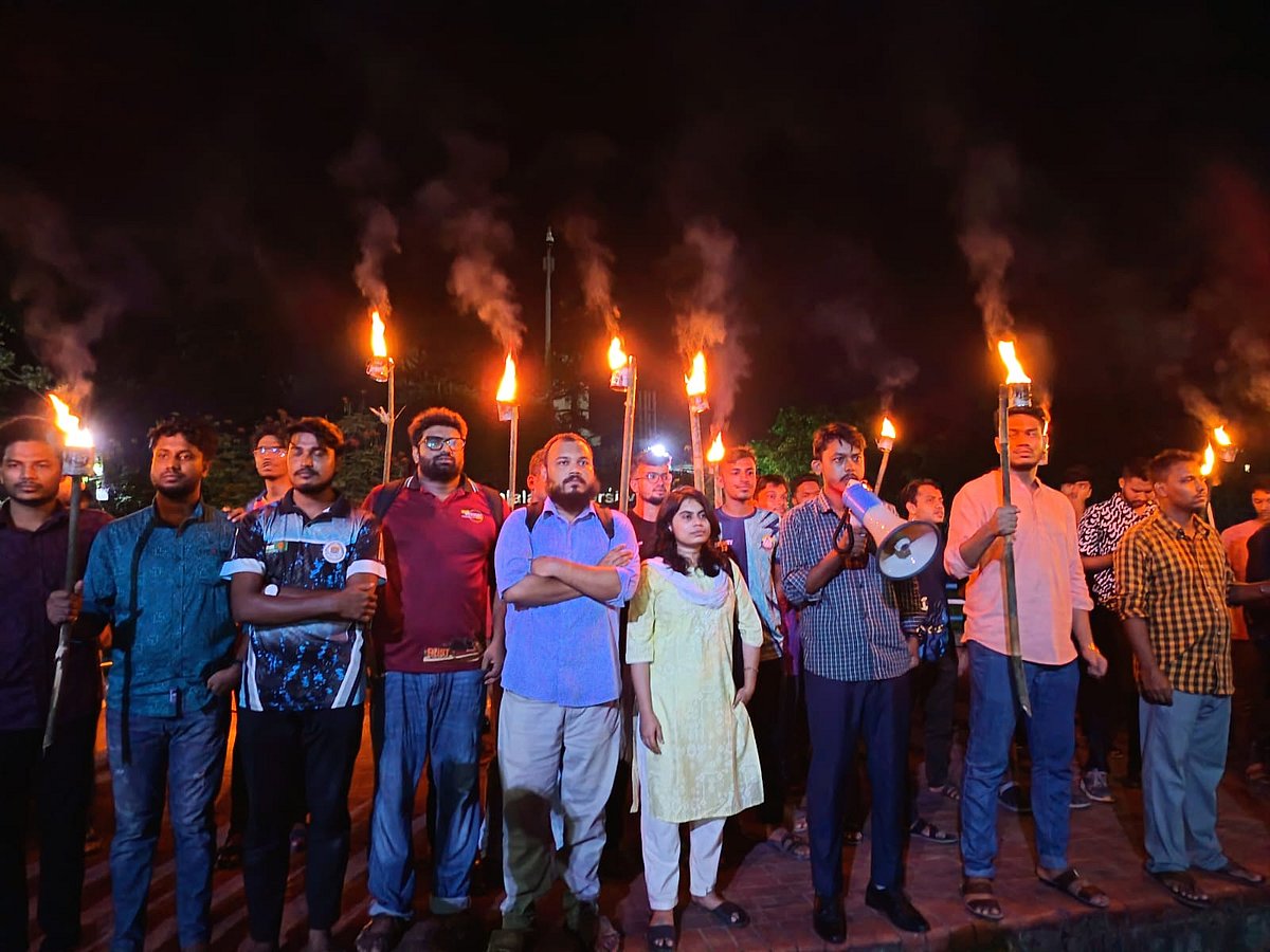 শাহজালাল বিশ্ববিদ্যালয়ের গোলচত্বরে জড়ো হয়ে শিক্ষার্থীরা মশাল হাতে মিছিল নিয়ে প্রধান ফটকে যান। গতকাল রোববার রাতে