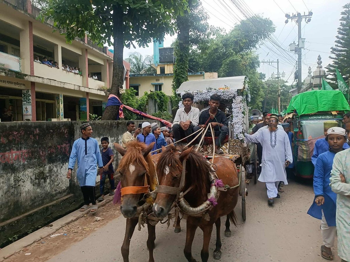চট্টগ্রামের আনোয়ারায় ঘোড়ার গাড়িতে চড়িয়ে রাজকীয় বিদায় দেওয়া হয় এক শিক্ষককে। আজ সোমবার দুপুরে তোলা