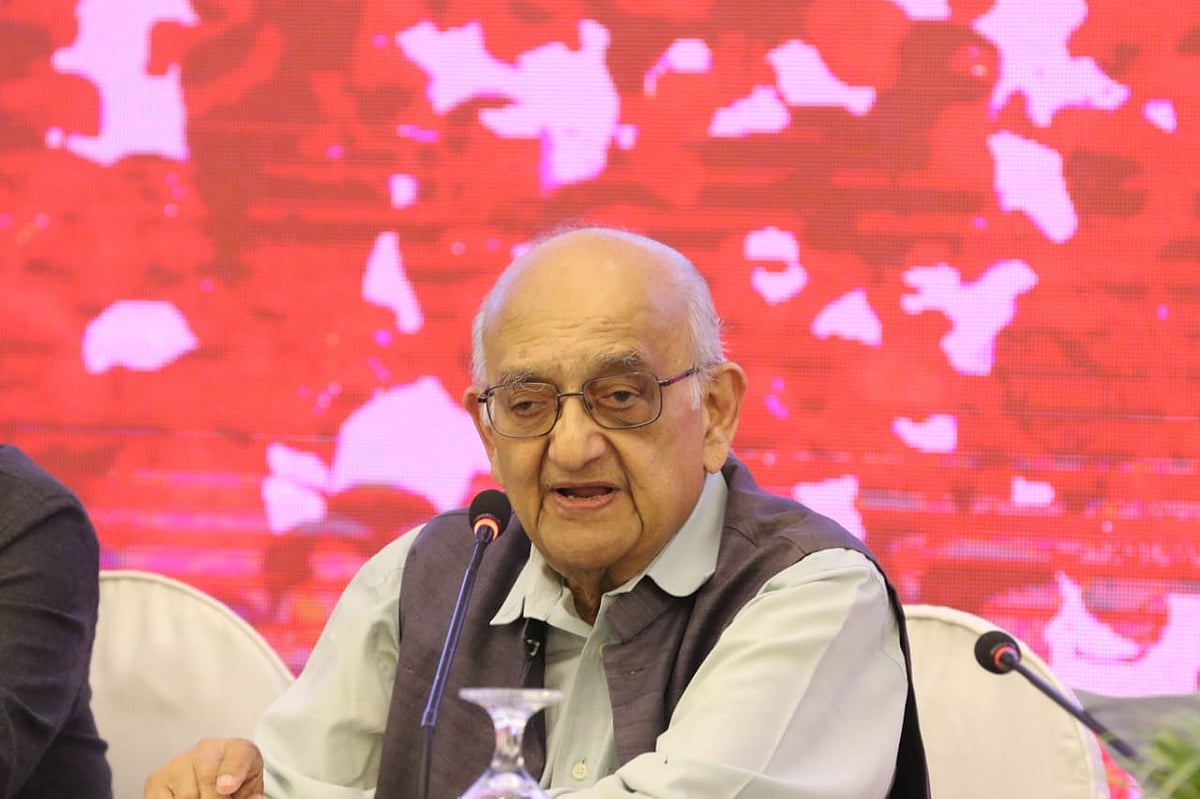 বক্তব্য দিচ্ছেন অর্থনীতিবিদ রেহমান সোবহান।