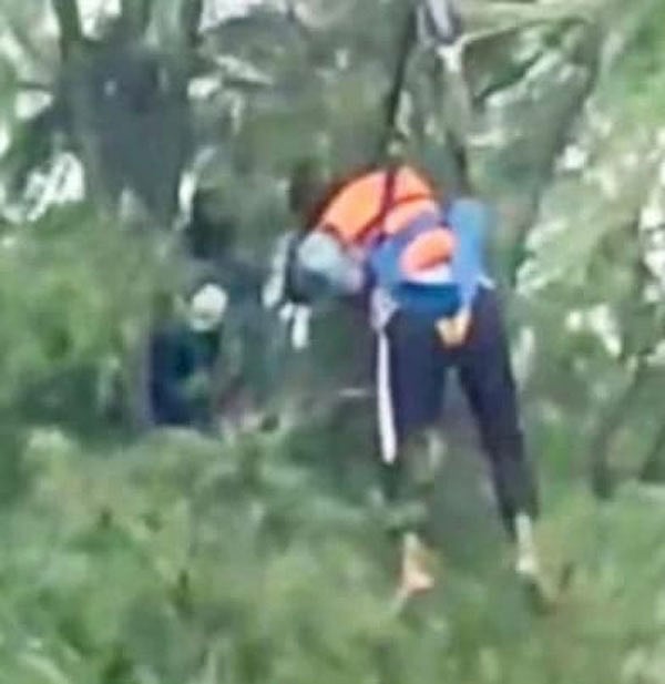 কক্সবাজারে প্যারাসেইলিং আটকে ঝাউ গাছের সঙ্গে ঝুলে ছিলেন এক পর্যটক