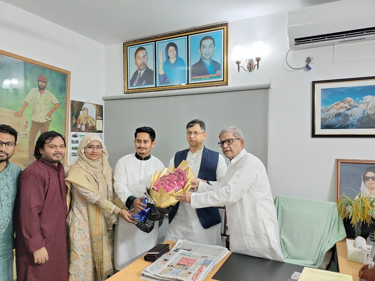 বিএনপির ৪৭তম প্রতিষ্ঠাবার্ষিকীতে ফুল নিয়ে দলটির গুলশানের কার্যালয়ে যান জাতীয় নাগরিক পার্টির (এনসিপি) নেতারা। আজ সোমবার সন্ধ্যায় বিএনপির গুলশানের অফিসে