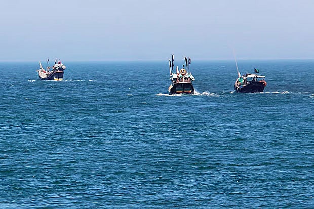 কক্সবাজারের সেন্ট মার্টিন উপকূলে জেলেদের মাছ ধরার নৌকা