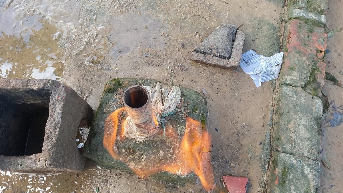 নেত্রকোনার কলমাকান্দায় নলকূপের পাইপ দিয়ে বের হওয়া গ্যাসে জ্বলছে আগুন