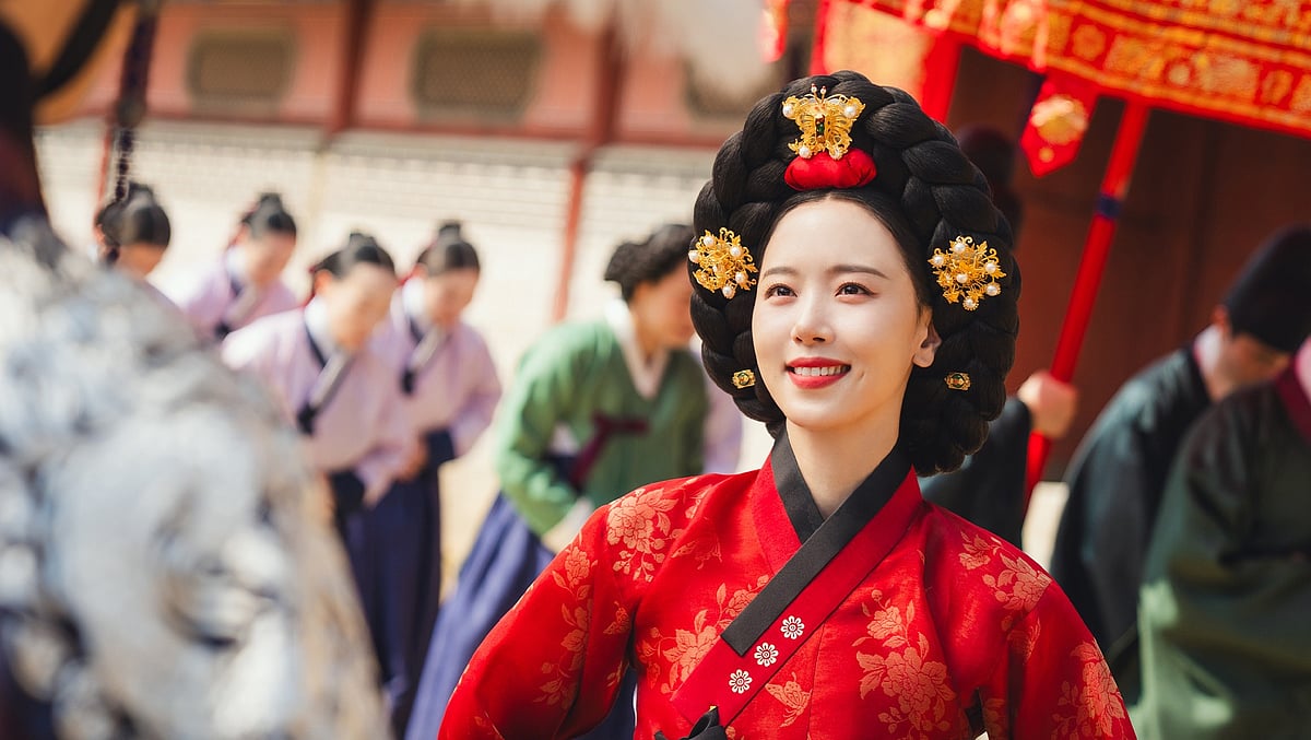 ‘বন অ্যাপাটিট, ইয়োর ম্যাজেস্টি’র দৃশ্য। নেটফ্লিক্স