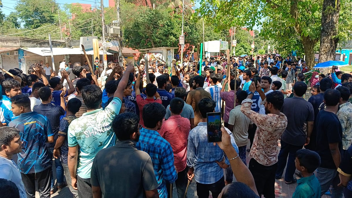 বাংলাদেশ কৃষি বিশ্ববিদ্যালয়ে গতকাল রাতে শিক্ষার্থীদের ওপর হামলার প্রতিবাদে আজ সকালে বিক্ষোভ করেন শিক্ষার্থীরা