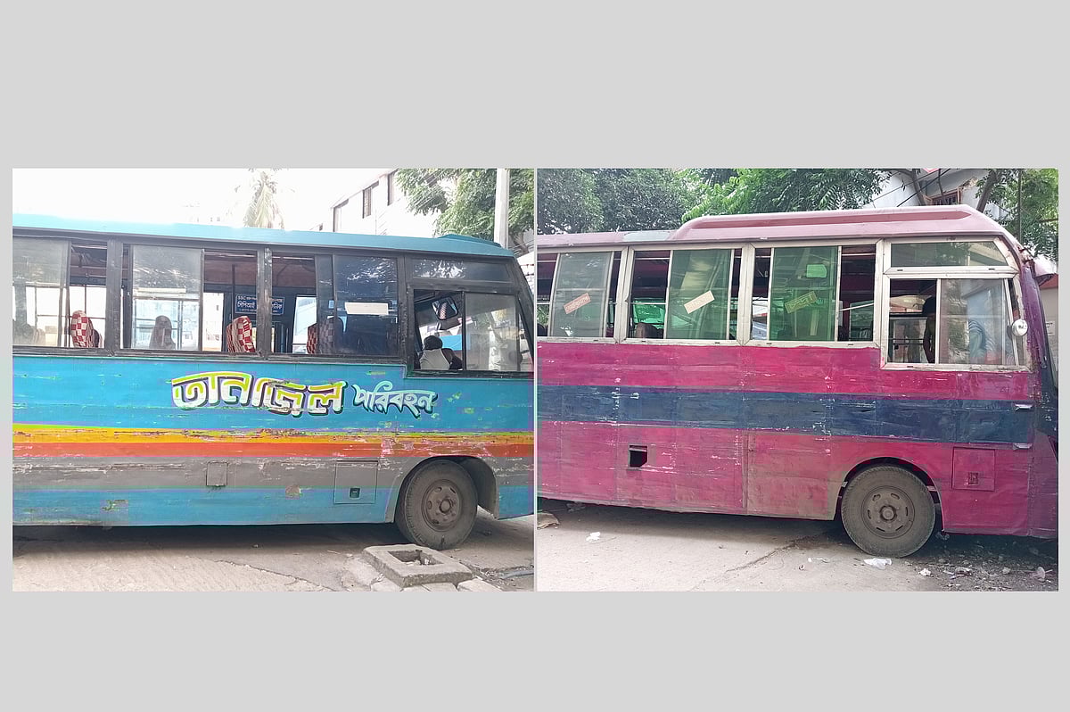 তানজিল পরিবহন ও আজমেরী গ্লোরী পরিবহনের বাস দুটি জব্দ করে বিশ্ববিদ্যালয়ের দ্বিতীয় ফটকে রাখা হয়েছে