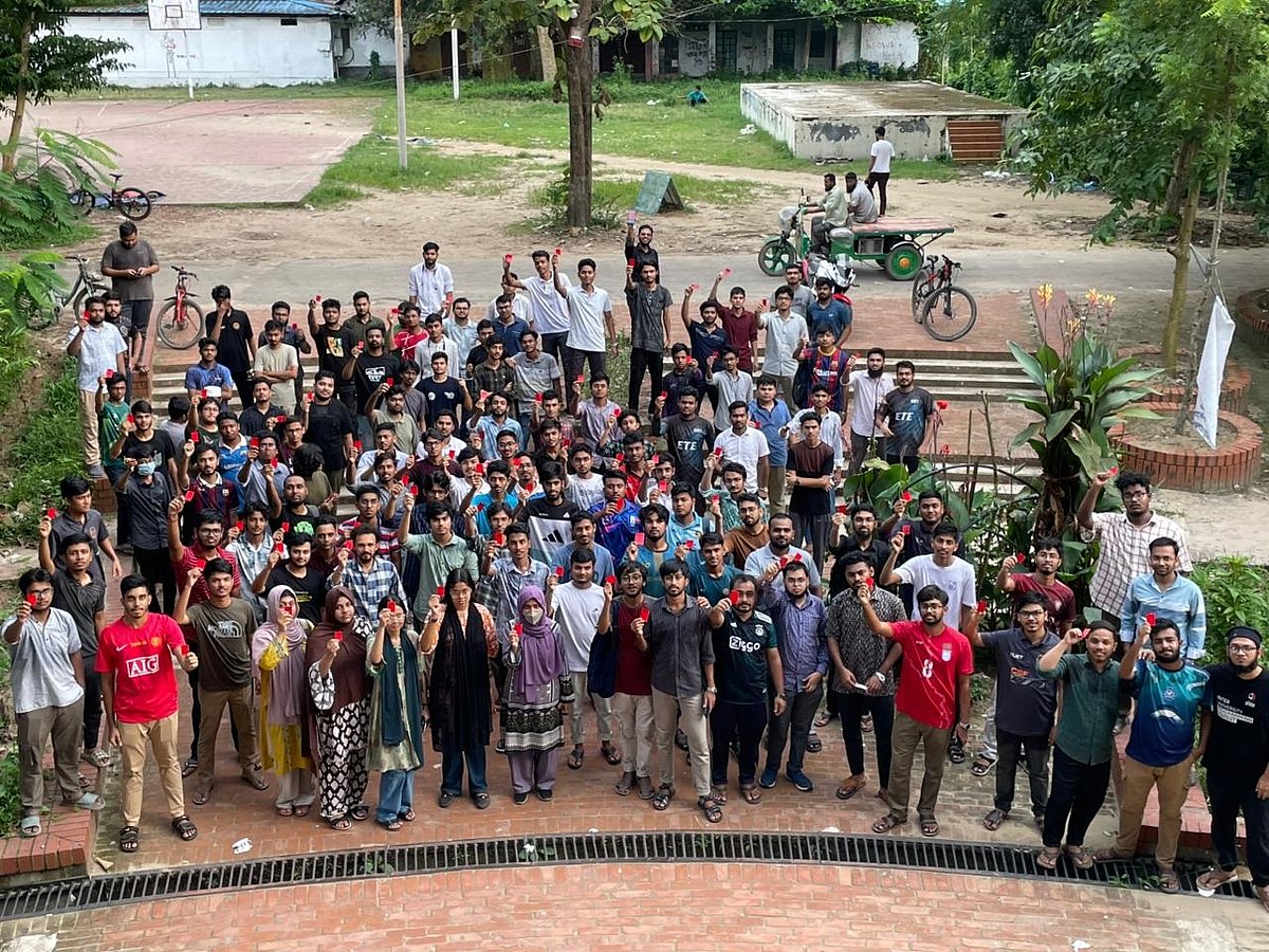 ডিপ্লোমা ডিগ্রিধারীদের লাল কার্ড দেখিয়ে চুয়েট শিক্ষার্থীদের বিক্ষোভ। আজ বিকেলে তোলা