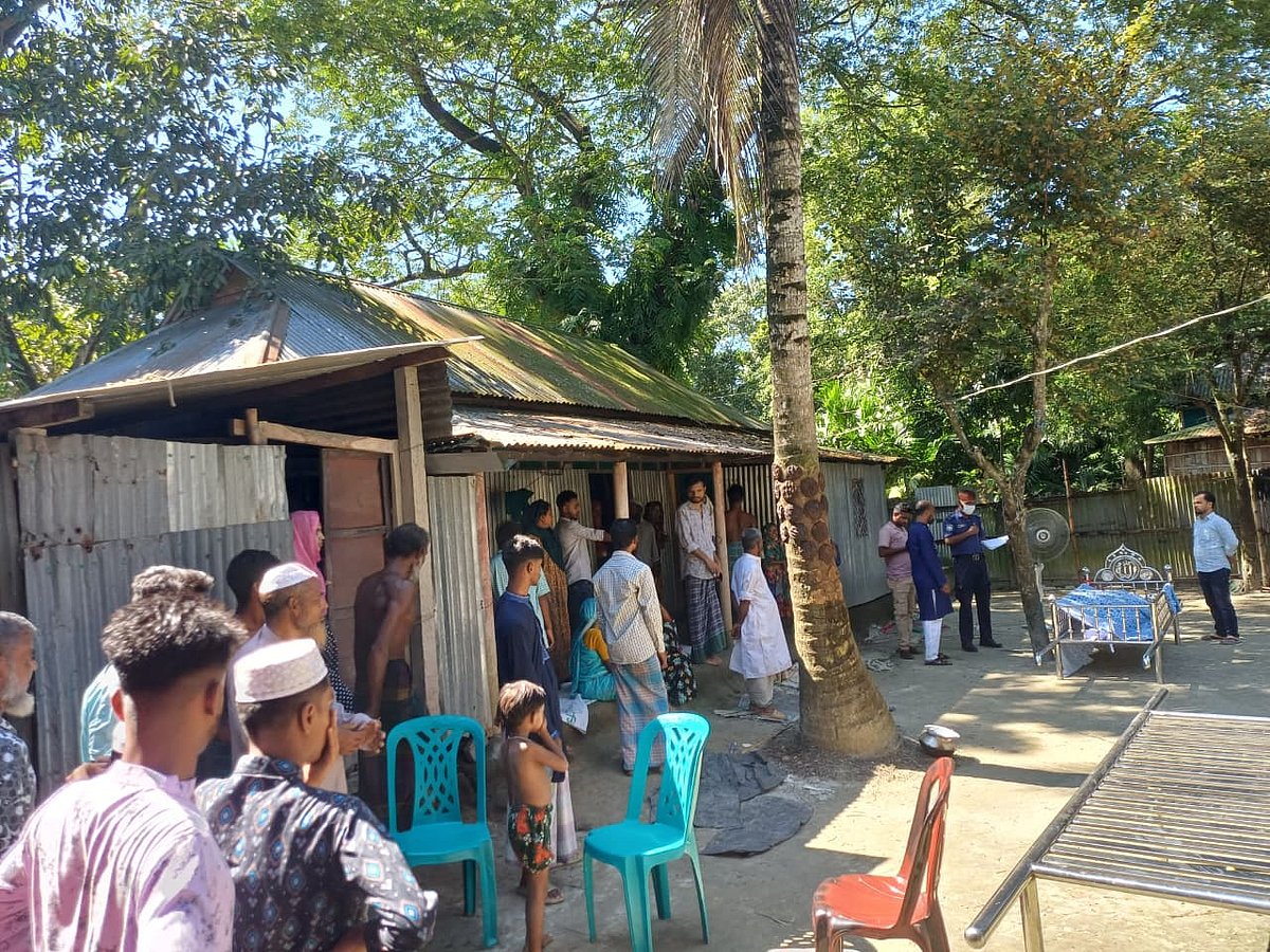 নিখোঁজ কৃষকের লাশ উদ্ধারের পর দাফনের প্রস্তুতি নিলে পুলিশ লাশ উদ্ধার করে ময়নাতদন্তের জন্য নিয়ে যায়। আজ সোমবার বেলা দেড়টার দিকে ময়মনসিংহের ঈশ্বরগঞ্জ উপজেলার আলীনগর গ্রামে