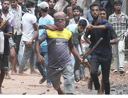 ছাত্রদের ওপর হামলায় অংশ নেন লাঠি হাতে মুখ ঢেকে রাখা এই ব্যক্তিও। গতকাল দুপুরে চট্টগ্রাম বিশ্ববিদ্যালয়ের ২ নম্বর গেট এলাকায়