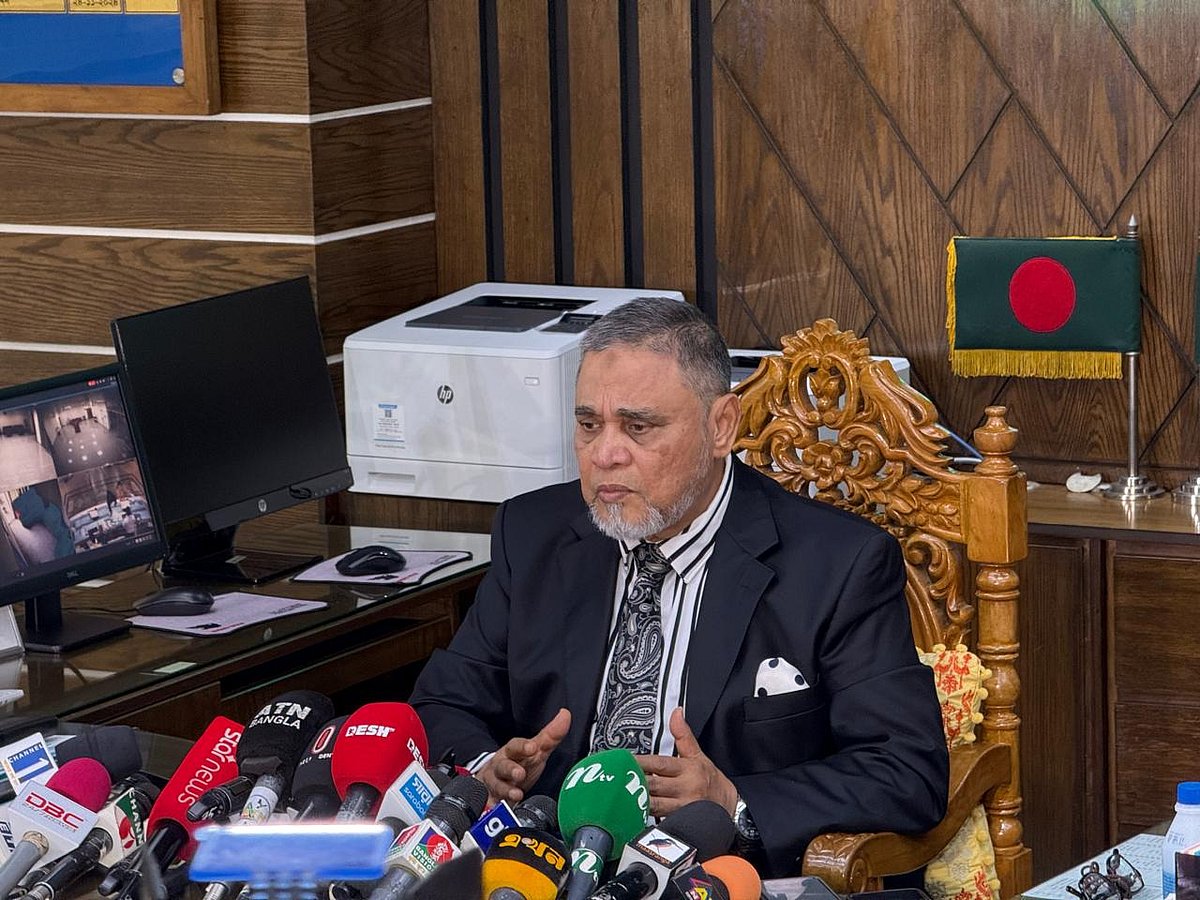 যুক্তরাষ্ট্রের ভারপ্রাপ্ত রাষ্ট্রদূত ট্র্যাসি এন জ্যাকবসনের সঙ্গে বৈঠকের পর সাংবাদিকদের সঙ্গে কথা বলেন প্রধান নির্বাচন কমিশনার (সিইসি) এ এম এম নাসির উদ্দীন। আজ সোমবার বিকেলে নির্বাচন ভবনে