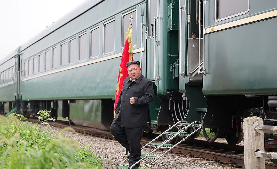 উত্তর কোরিয়ার নেতা কিম জং–উন চীন সীমান্তের কাছে বন্যাকবলিত এলাকায় ভ্রমণের সময় ট্রেন থেকে নামছেন। উত্তর পিয়ংগান প্রদেশ, উত্তর কোরিয়া। ছবিটি ৩১ জুলাই ২০২৪ উত্তর কোরিয়ার সরকারি বার্তা সংস্থা কোরিয়ান সেন্ট্রাল নিউজ এজেন্সি (কেসিএনএ) প্রকাশ করে