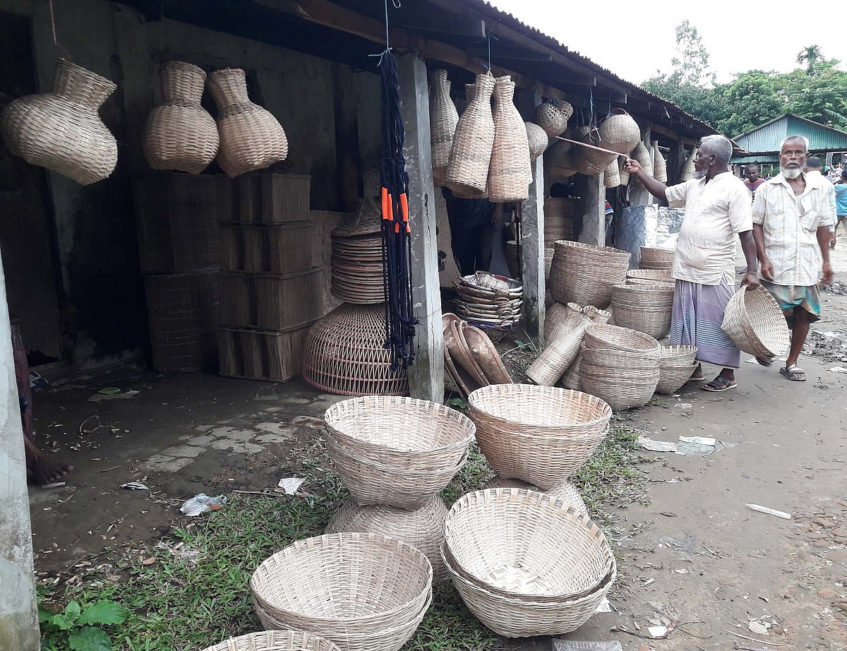 হাটে সাজিয়ে রাখা বাঁশ-বেতের তৈরি বিভিন্ন পণ্য ঘুরে ঘুরে দেখছেন ক্রেতারা। গত বৃহস্পতিবার মৌলভীবাজার সদর উপজেলার সরকার বাজারে