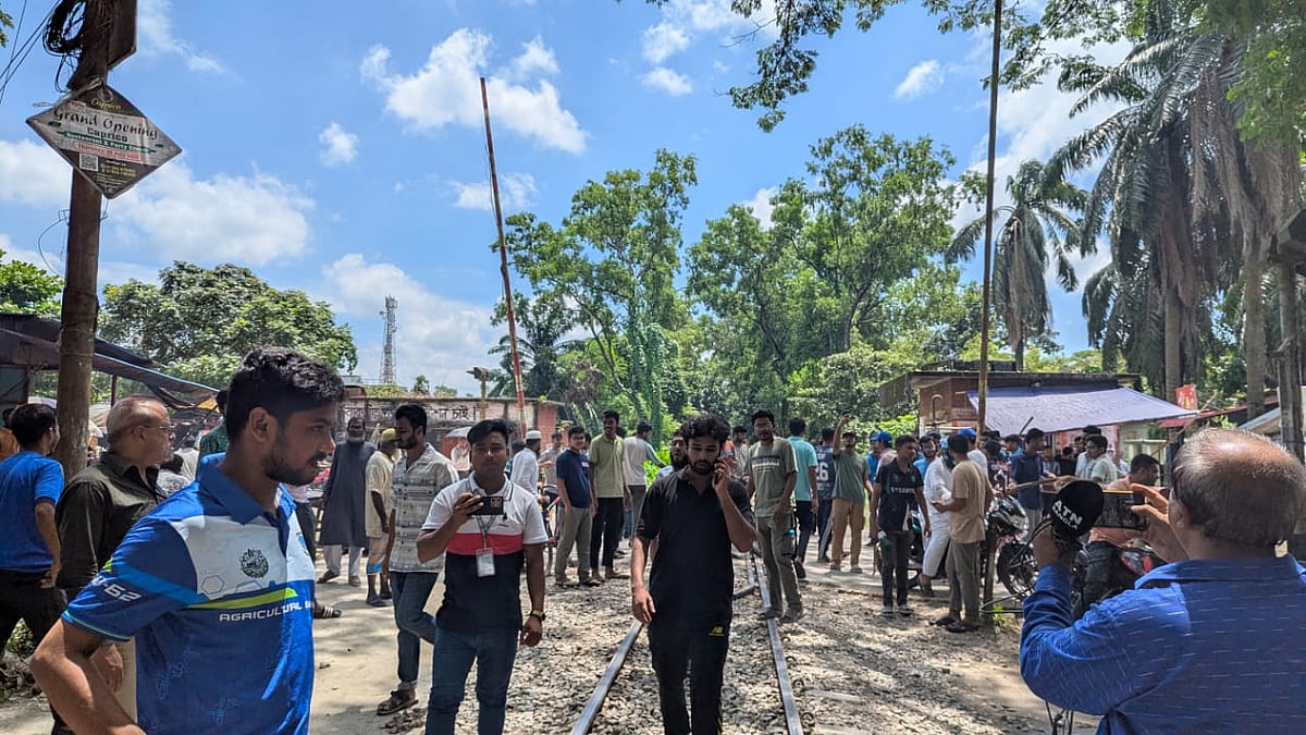 বাংলাদেশ কৃষি বিশ্ববিদ্যালয়ে আন্দোলনকারীদের ওপর হামলা ও ছয় দফা দাবি বাস্তবায়নে আবারও ঢাকা-ময়মনসিংহ রেলপথে জড়ো হচ্ছেন শিক্ষার্থীরা। আজ বেলা ১১টার দিকে বিশ্ববিদ্যালয়ের আবুল জব্বার মোড়সংলগ্ন রেললাইনে