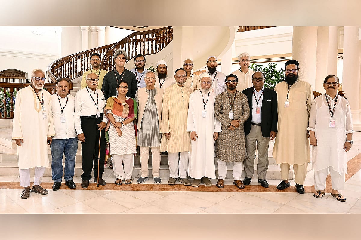 প্রধান উপদেষ্টা অধ্যাপক মুহাম্মদ ইউনূস সাতটি রাজনৈতিক দল ও হেফাজতে ইসলামের নেতাদের সঙ্গে বৈঠক শেষে ফটোসেশনে অংশ নেন। আজ মঙ্গলবার সন্ধ্যায় রাষ্ট্রীয় অতিথি ভবন যমুনায়