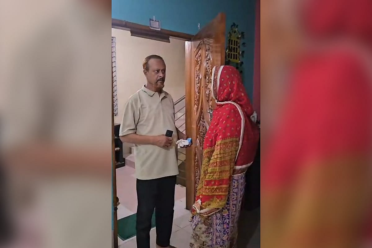 বাবা–মেয়ের ভাইরাল হওয়া দৃশ্য